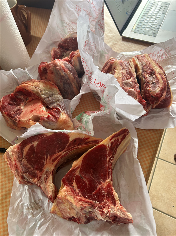 Morceaux de viande disposés sur du papier de boucherie